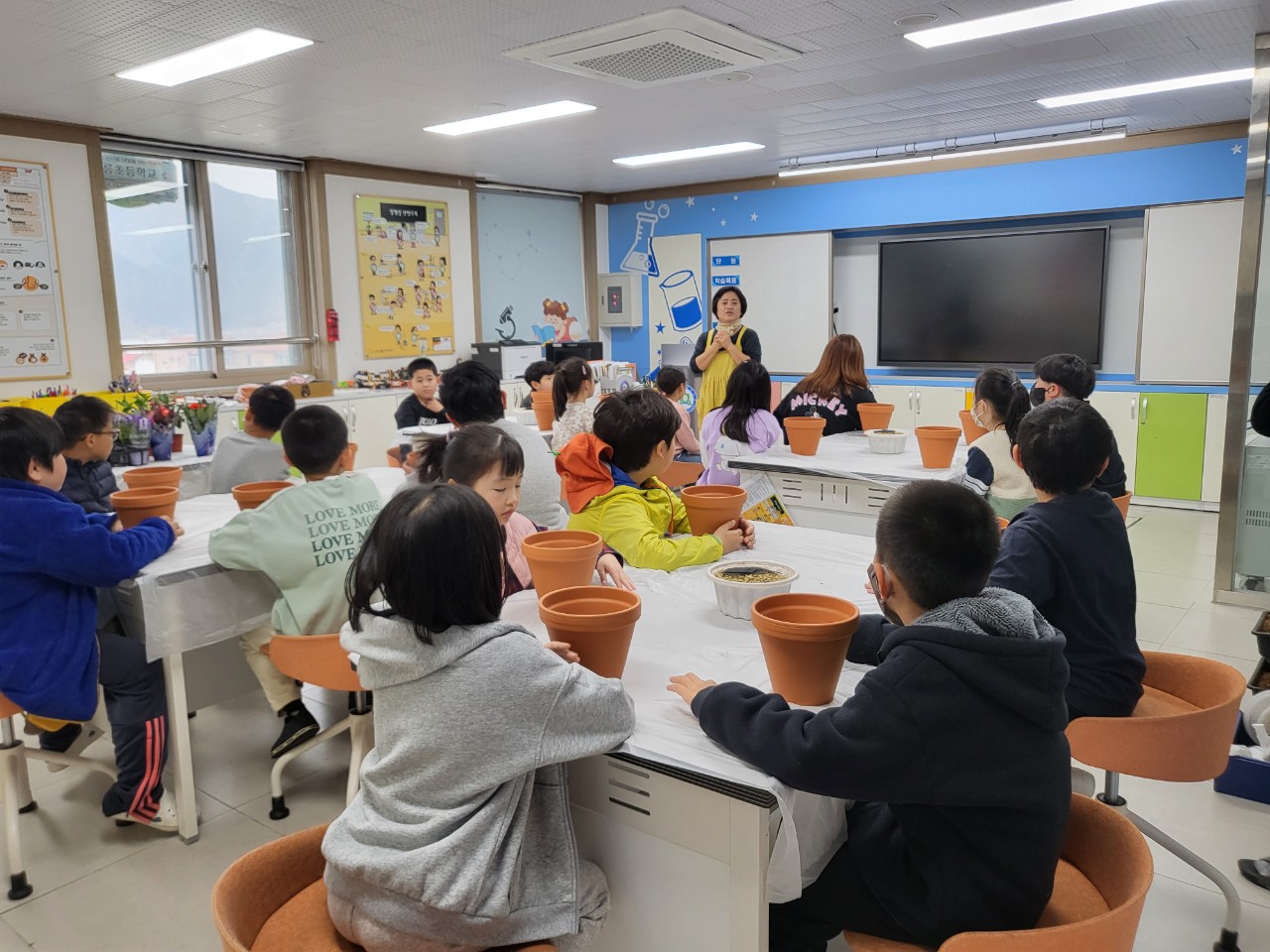 1-4학년 화분에 꽃심기 활동 사진